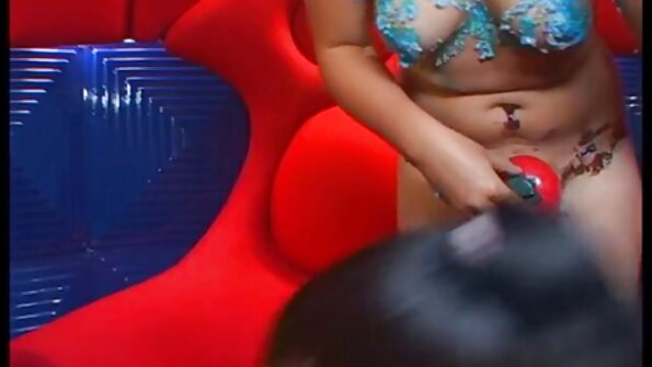 Lauren Wood în bikini și pantaloni scurți roz