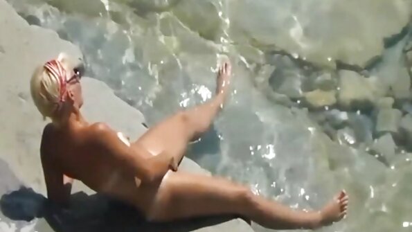 Curva thailandeză Ouy se masturbează sub duș
