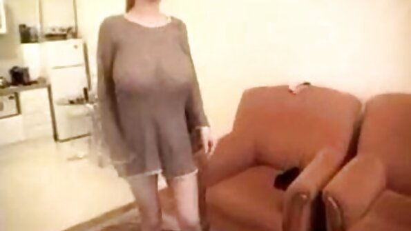 Uma Jolie își arată corpul strâns și slab în lenjerie